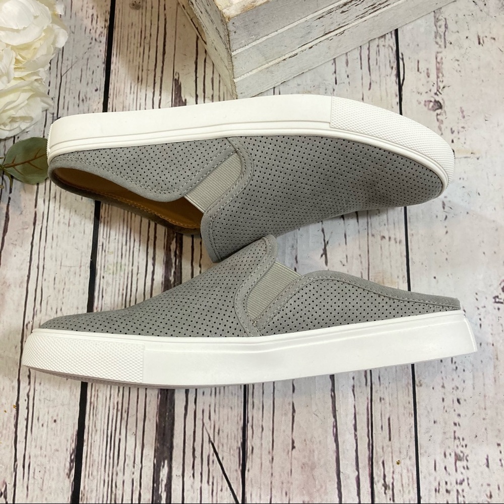 Steve Madden Zima perforated slip on sandals NEW - Picture 4 of 6